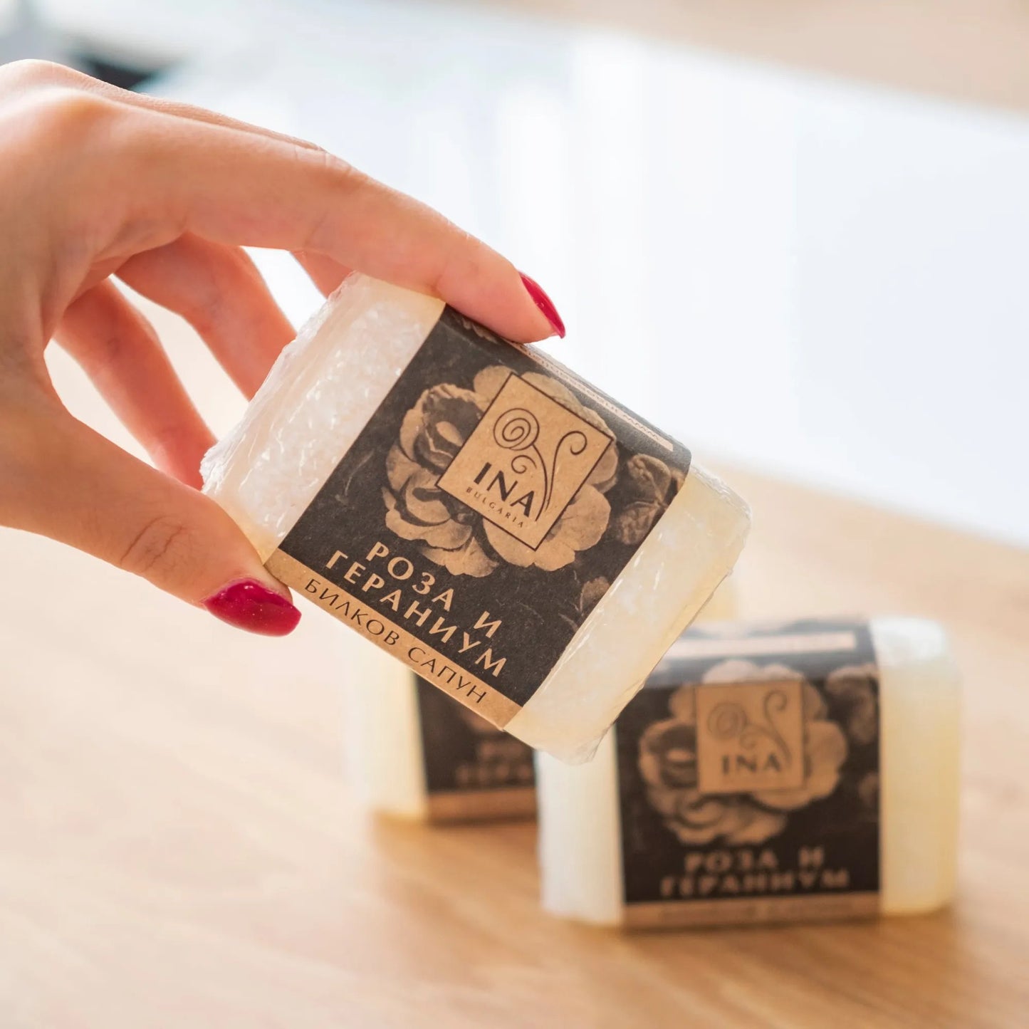 Savon naturel aux herbes à l'huile de Rose Damascena et au Géranium à l'action nourrissante