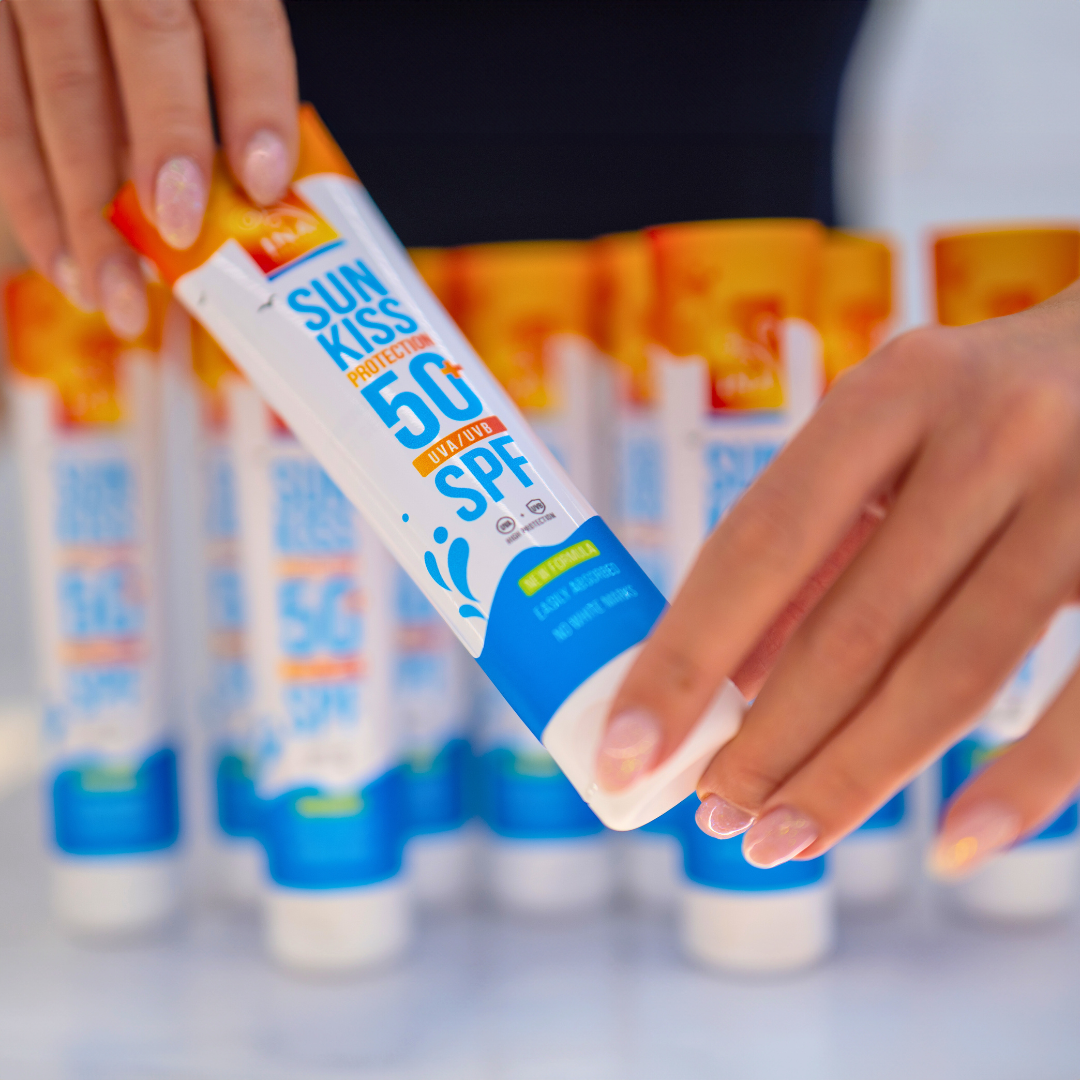 Textuur van de natuurlijke zonnebrandcrème SPF 50 voor gezicht en lichaam zonder witte vlekken