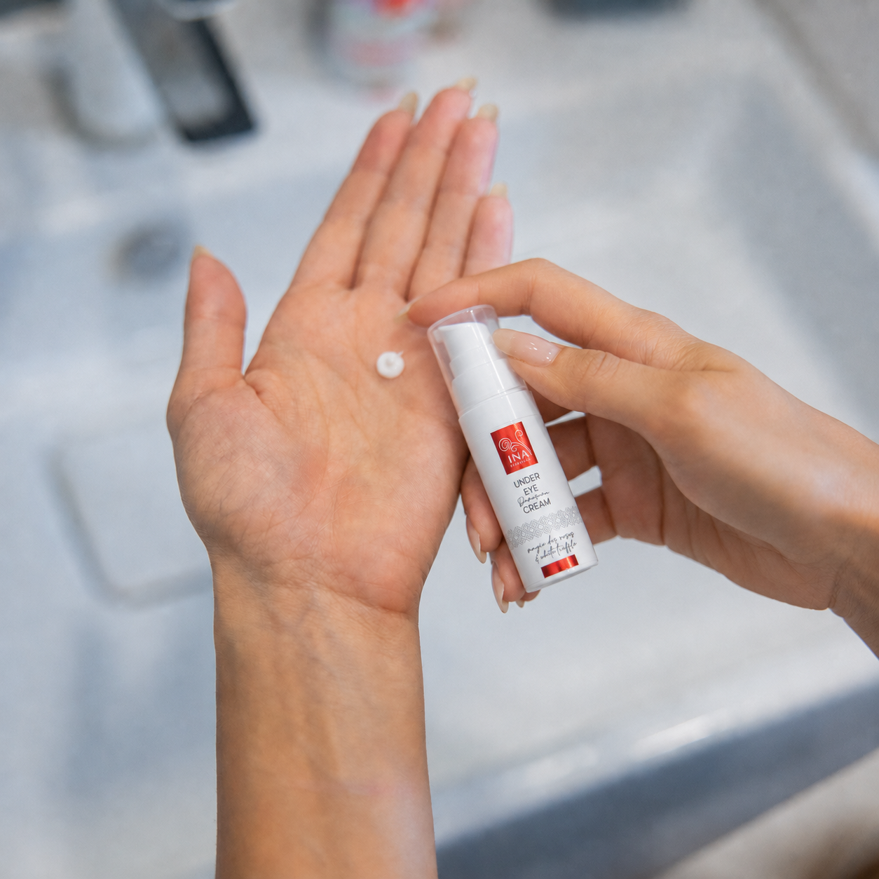 Stap van het correct aanbrengen van Rose Eye Lift oogcrème